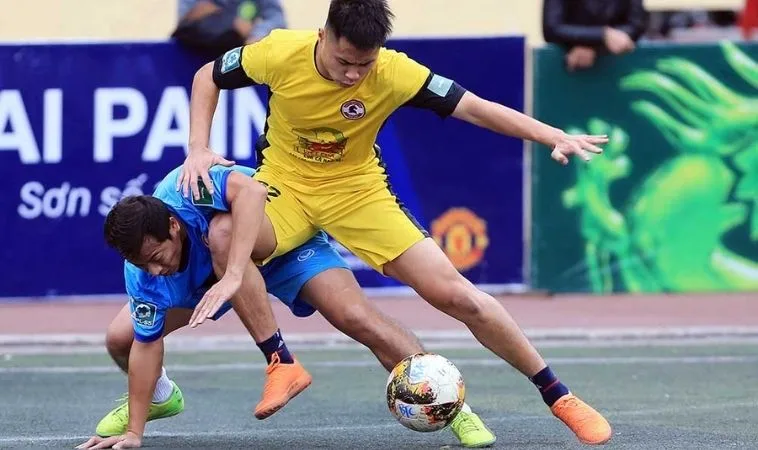 Kỹ thuật đá thòng trung vệ trong bóng đá