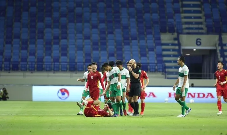 luật sân bóng đá thi đấu